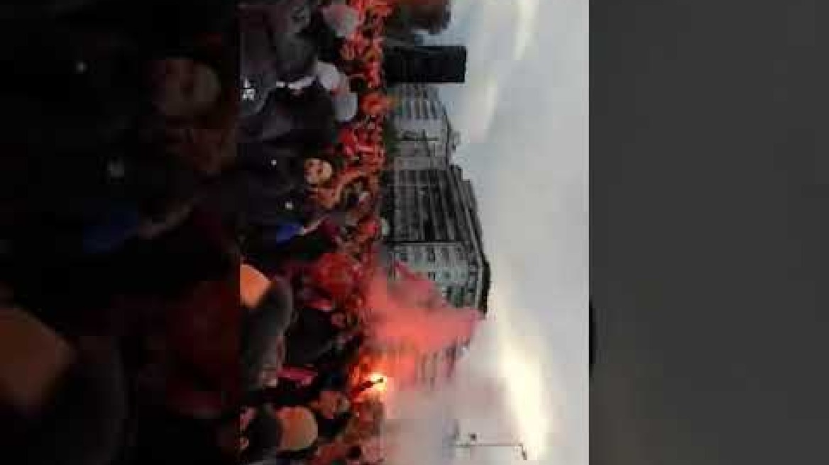 Οπαδοί του Ολυμπιακού και του Ερυθρού Αστέρα τραγουδούν μαζί στο Σύνταγμα