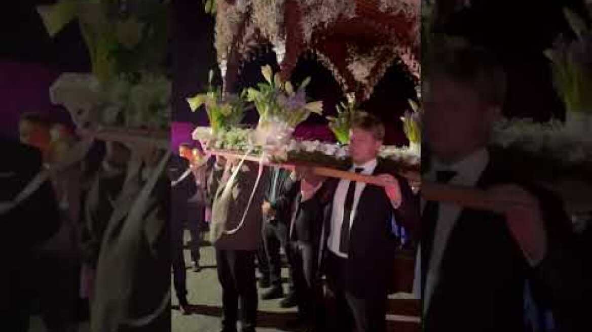 Οι γιοι του Παύλου σήκωσαν τον Επιτάφιο