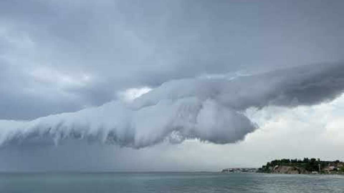 Εντυπωσιακή καταιγίδα στον Θερμαϊκό