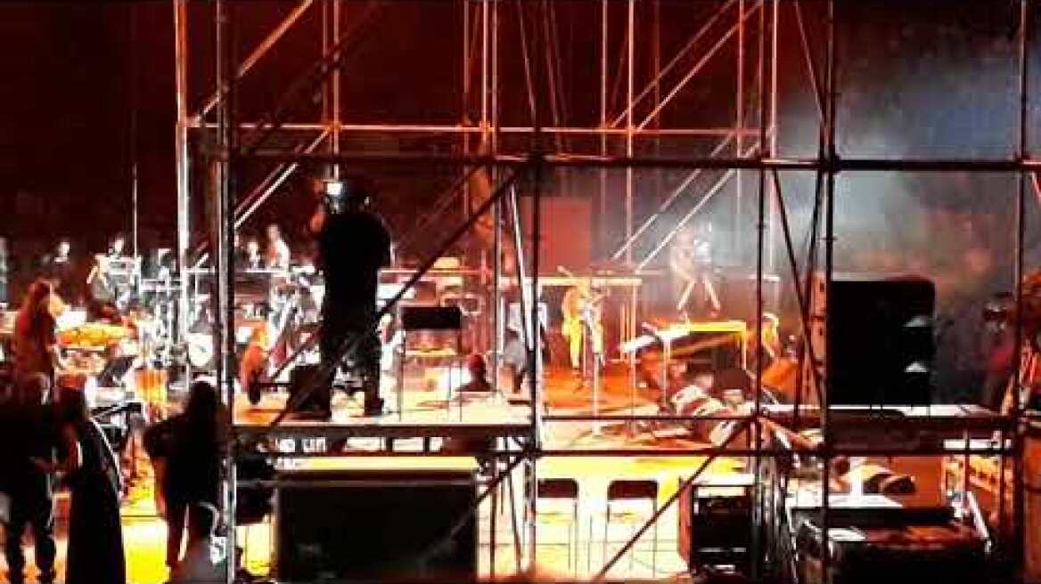 Ο Θέμης Αδαμαντίδης τραγουδά Μ. Θεοδωράκη