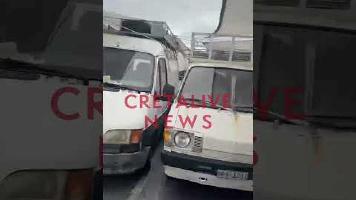 Πανικός στη λαϊκή του Σαββάτου στο Ηράκλειο! Τούμπαρε κλούβα κι έπεσαν οι τέντες!