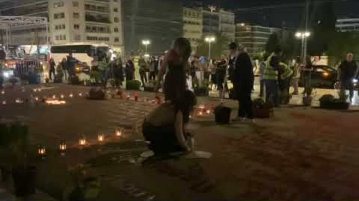 Με σκούπα και φαράσι Κωνσταντοπούλου και Ρούτσι καθάρισαν το Μνημείο του Αγνώστου Στρατιώτη – Δείτε βίντεο και φωτογραφίες Βίντεο Σύνταγμα