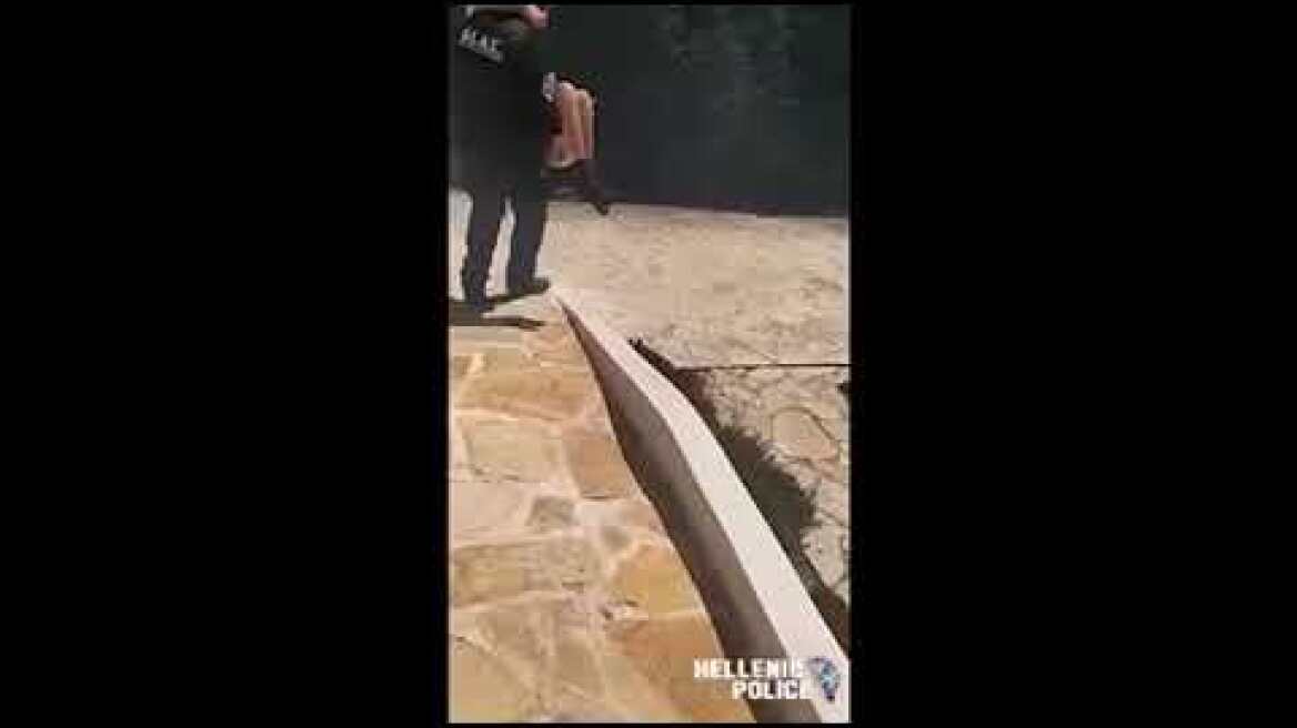 Επιχειρήσεις της αστυνομίας στην πυρκαγιά, στο χωριό Σταυρο Λέσβου