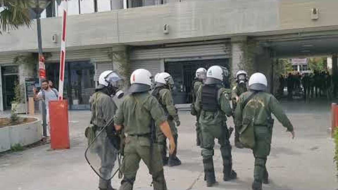 Αντιεξουσιαστές έσπασαν τα ρολά και μπούκαραν στο κτήριο διοίκησης του ΑΠΘ (4)