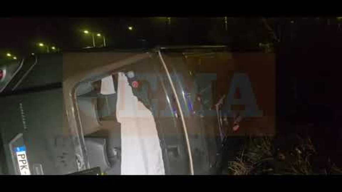 Ανατροπή λεωφορείου με 30 επιβάτες έξω από τον Ριζόμυλο του Βόλου – Στο νοσοκομείο 12 τραυματίες