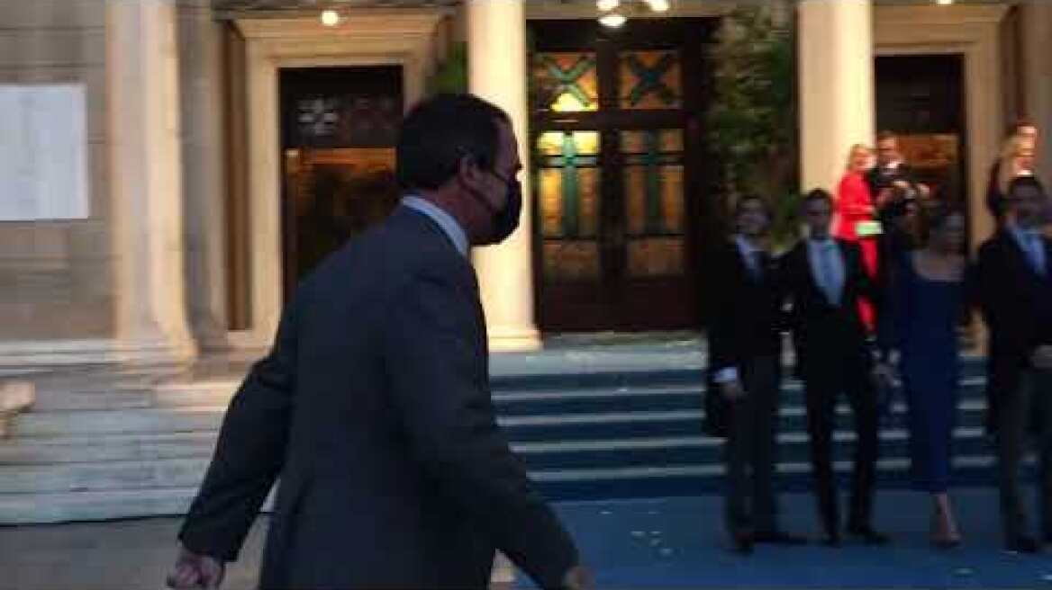 Ο Νικόλαος κατέβηκε και χαιρέτησε τον κόσμο από κοντά , τους ευχαρίστησε