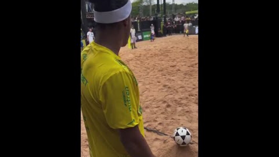 El vídeo viral de RONALDINHO jugando al FUTVÓLEY: ojo a su calidad