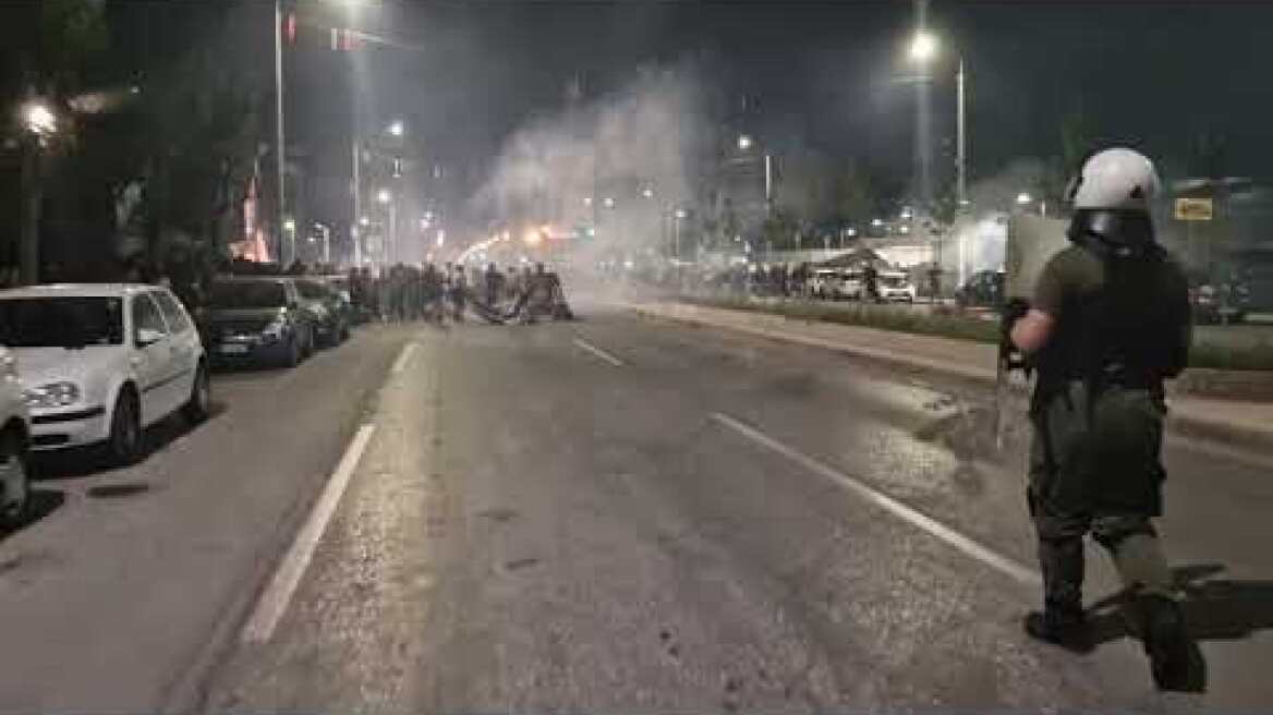 Επεισόδια στη Θεσσαλονίκη: Κουκουλοφόρος κάνει... παρκούρ πάνω σε αυτοκίνητα