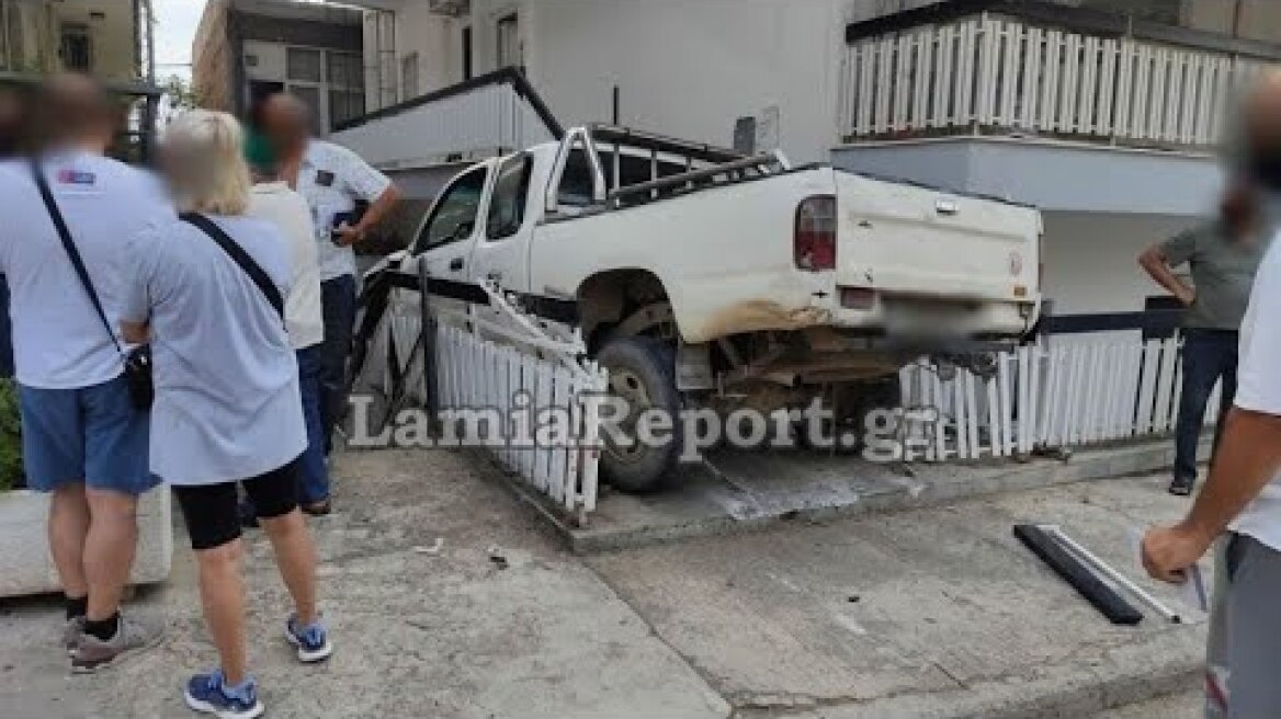 Αγροτικό εξφενδόνισε μηχανάκι και "καρφώθηκε" σε σπίτι