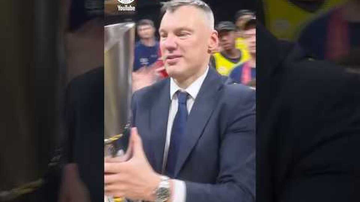 Kupa Başantrenörümüz Sarunas Jasikevicius'un ellerinde! 🤩💪🏀🏆 #boss
