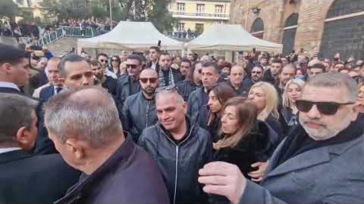 Συγκίνηση στην εξόδιο ακολουθία του Βασίλη Καρρά (3)