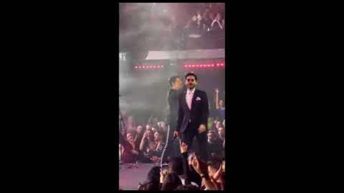 Χρήστος Μάστορας: Με γυαλιά ηλίου στη σκηνή μετά την περιπέτεια της υγείας του