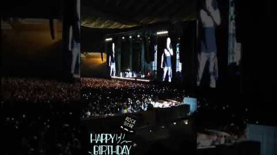 Η στιγμή που το κατάμεστο ΟΑΚΑ τραγουδά για τα γενέθλια του Slash των Guns an’ Roses (1)