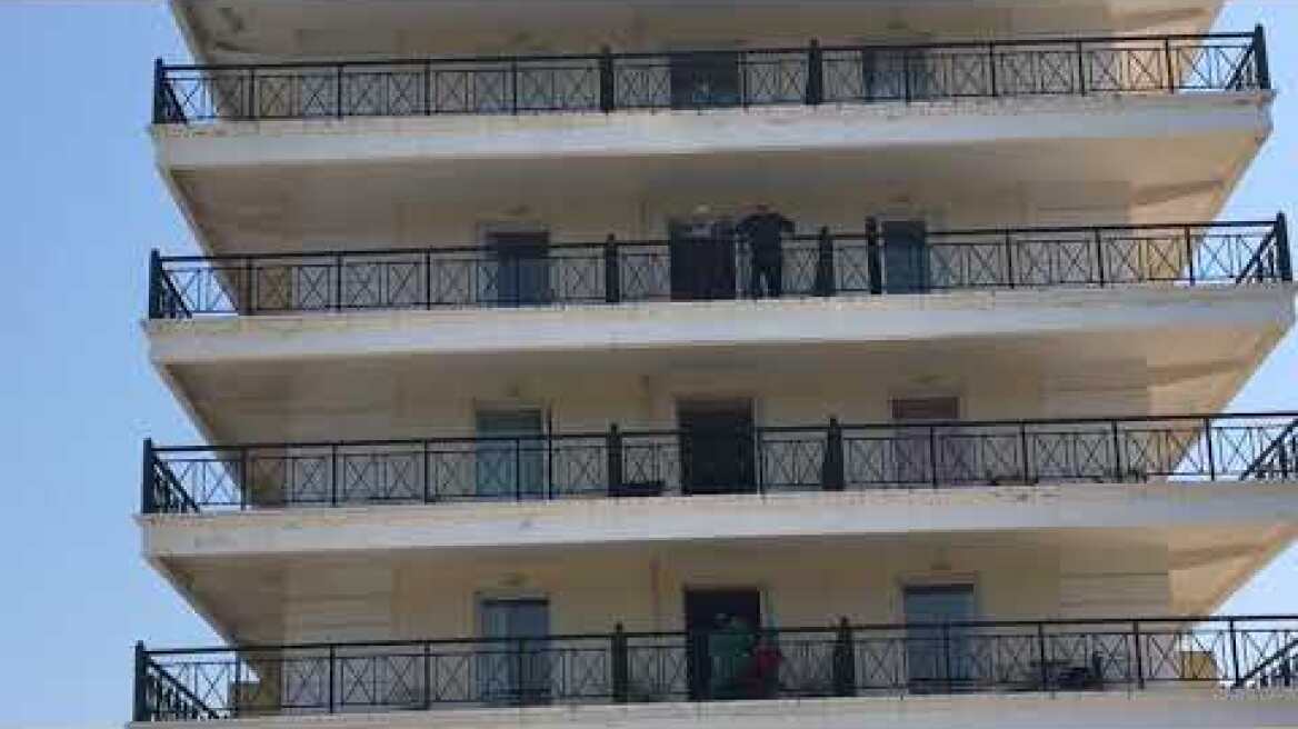 Nέα Μάκρη: Στα μπαλκόνια οι ηλικιωμένοι της ΜΦΗ