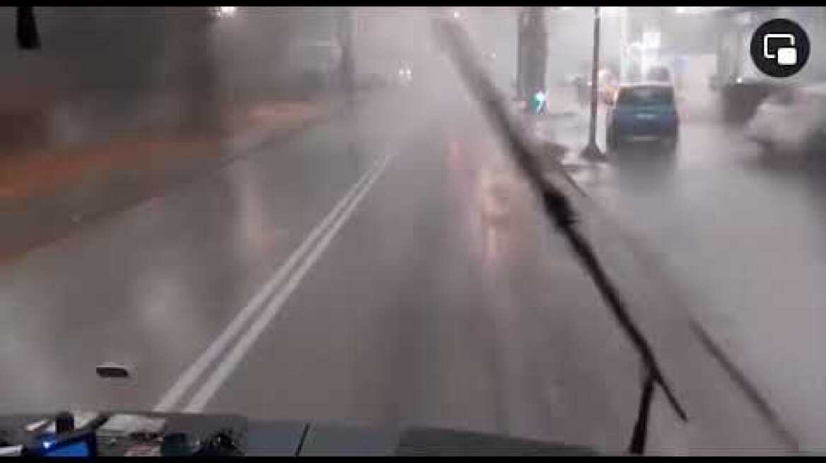 Ξάνθη: Εικόνες σοκ από την κακοκαιρία – Κλαδί έσπασε παρμπρίζ σε λεωφορείο εν κινήσει