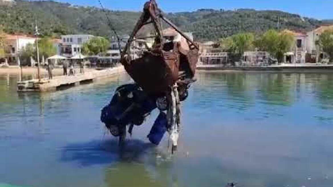 Ανάσυρση αυτοκινήτου από τη θάλασσα