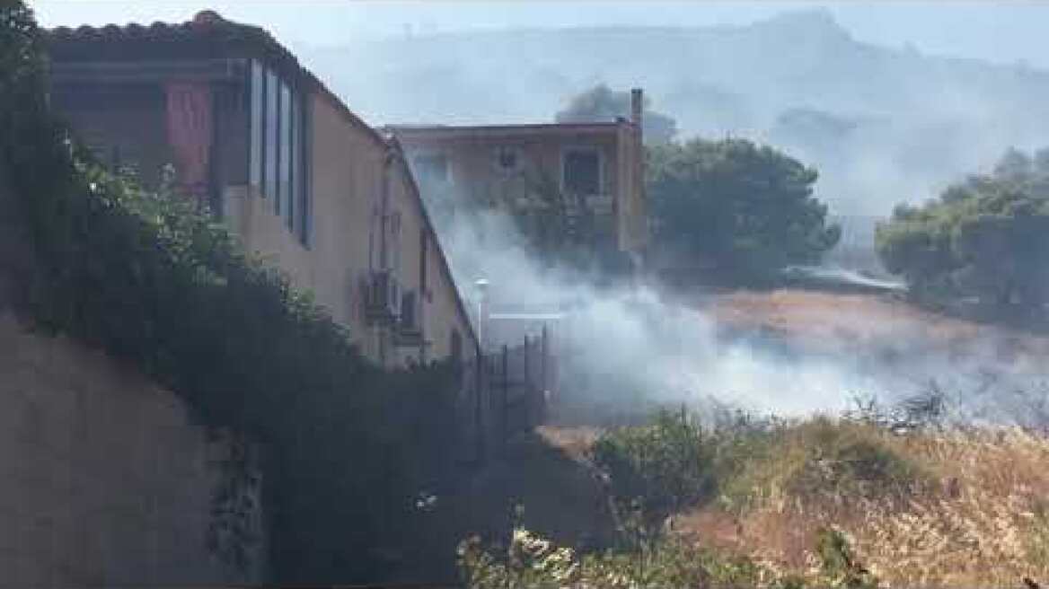 Μαρκάτι Κερατεας φωτιά στις αυλές των σπιτιών