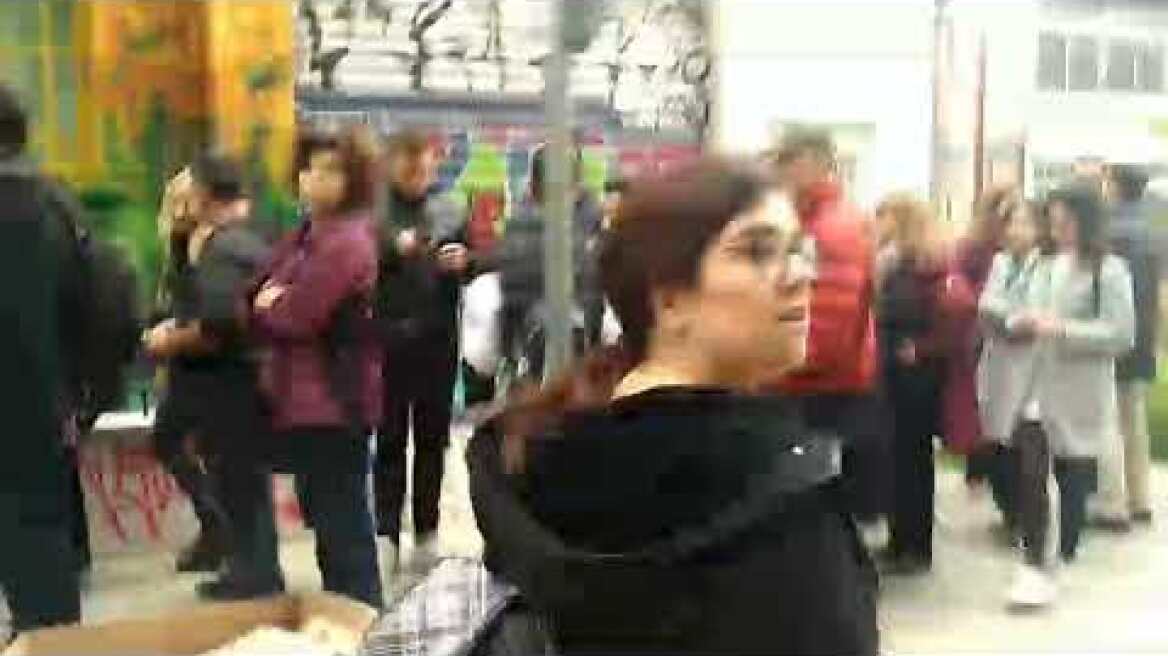 Kοσμοπλημμύρα έξω από το Τεκτονικό Μέγαρο