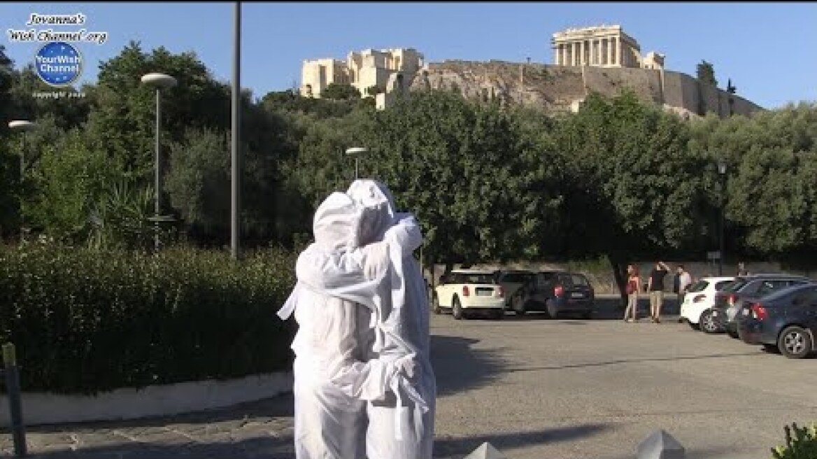 Παγκόσμια ασφαλής αγκαλιά κάτω από την Ακρόπολη!!!