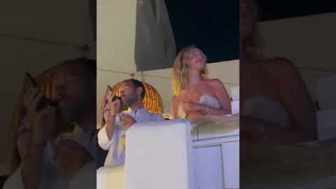 Η Κιάρα Φεράνι στη Μύκονο (2)