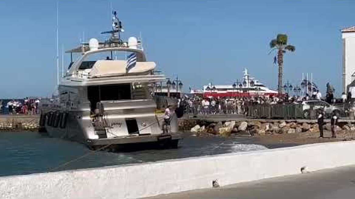 Σπέτσες: Ο άερας παρέσυρε θαλαμηγό