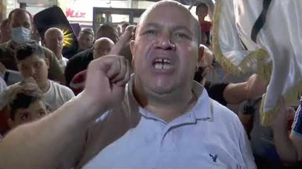 Παλαιστίνιοι καίνε φωτογραφίες του Μακρόν