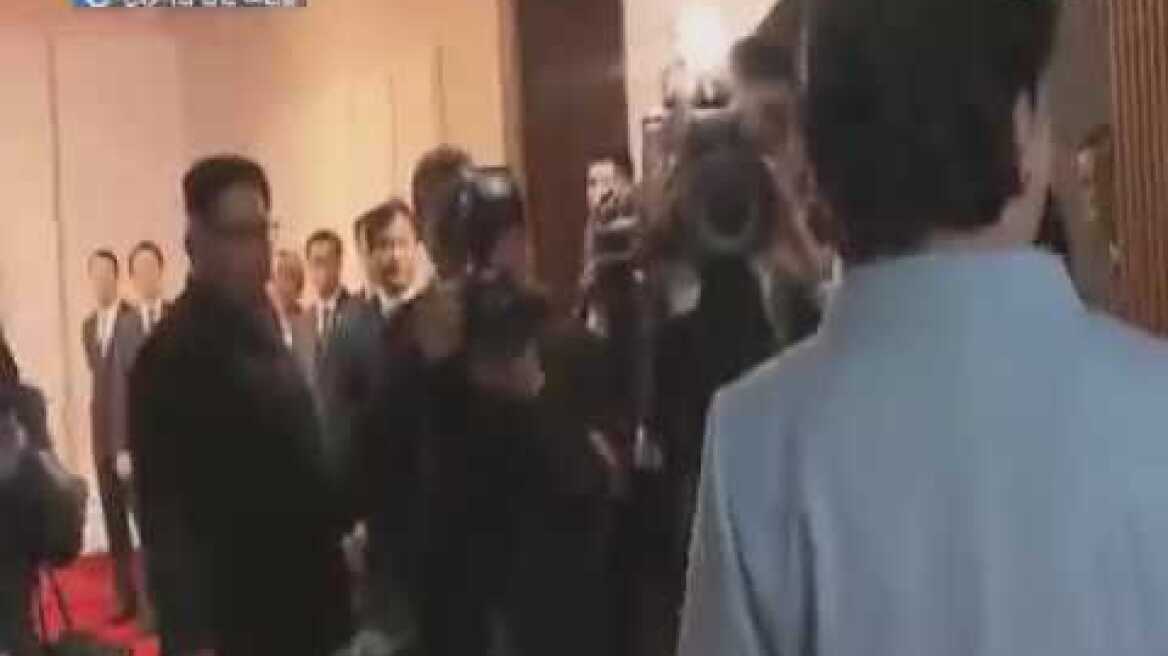Kim Jong-un pushes a N. Korean photographer out of the way of President Moon.