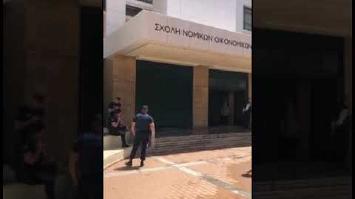 Πριν και μετά τις εργασίες καθαρισμού της Νομικής Σχολής Αθηνών