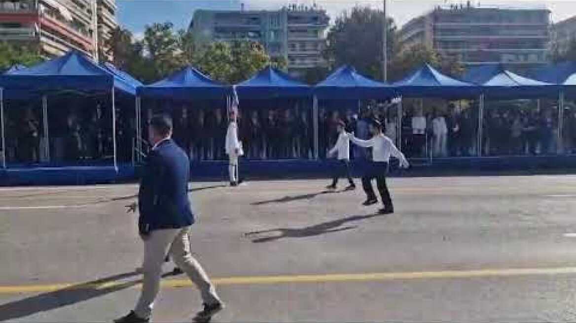 Μαθητές κάνουν παρέλαση στη Θεσσαλονίκη (2)