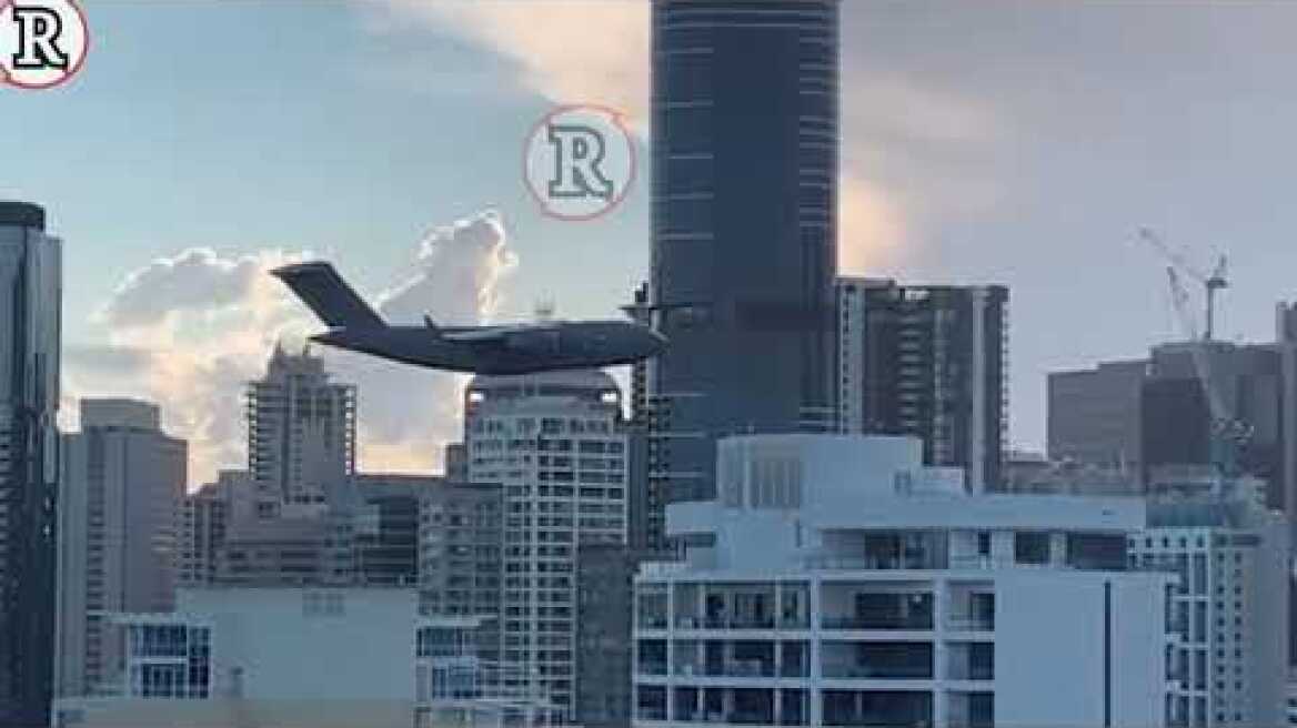 Incredible moment plane narrowly avoids skyscrapers withstunt