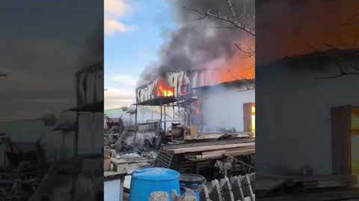 Φωτιά σε επιχείρηση στο Κορωπί (2)