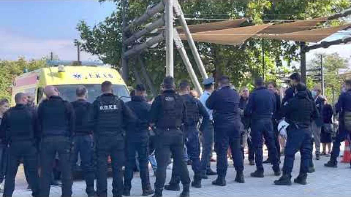 Αντιεμβολιαστές έξω από τον Άγιο Αχίλλιο διαμαρτύρονται για το εμβόλιο