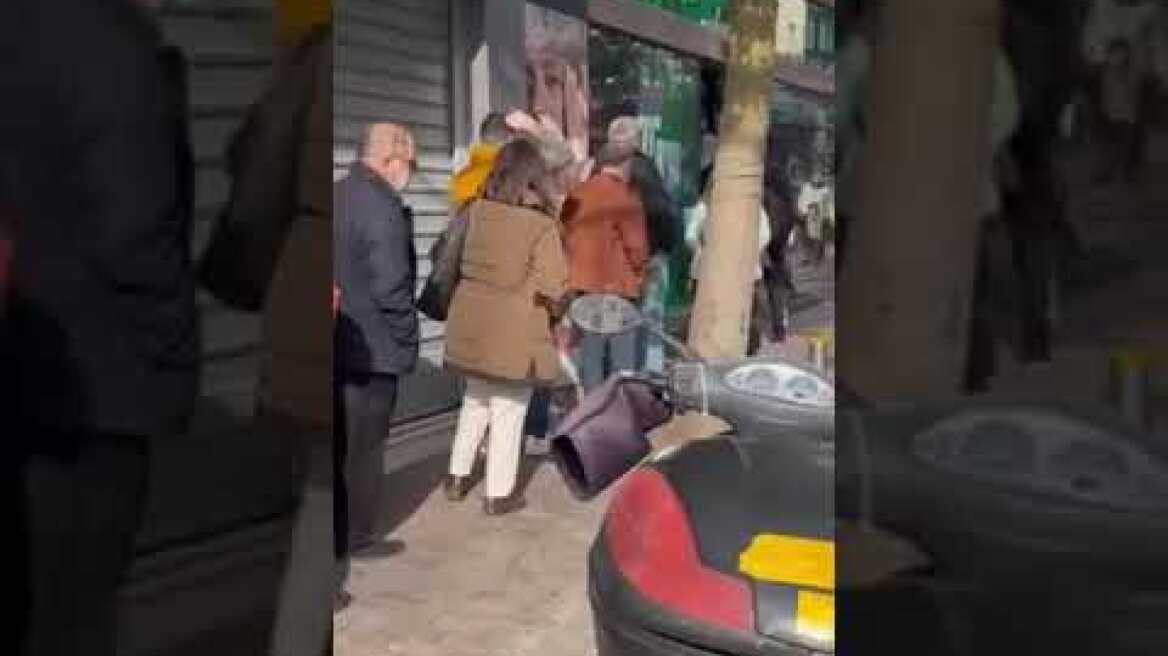 Ουρές σε φαρμακεία για τεστ Covid προ ρεβεγιόν