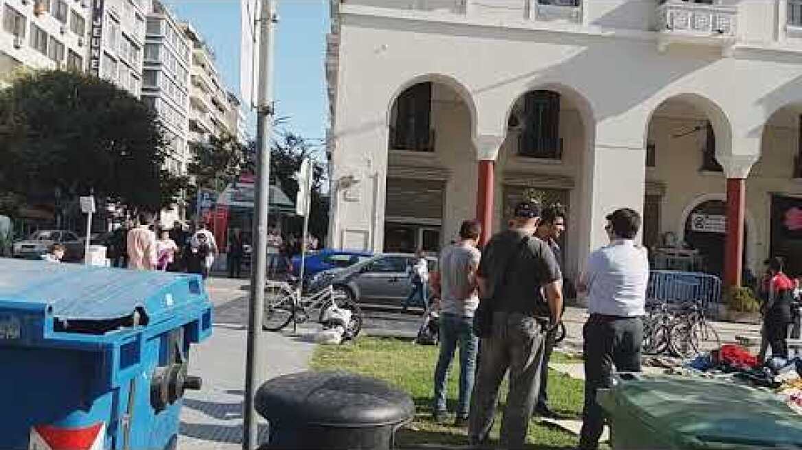 Μετανάστες έξω από το τμήμα στην Αριστοτέλους