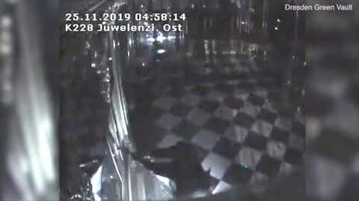 Video: CCTV footage shows Dresden robbers beating against display case 