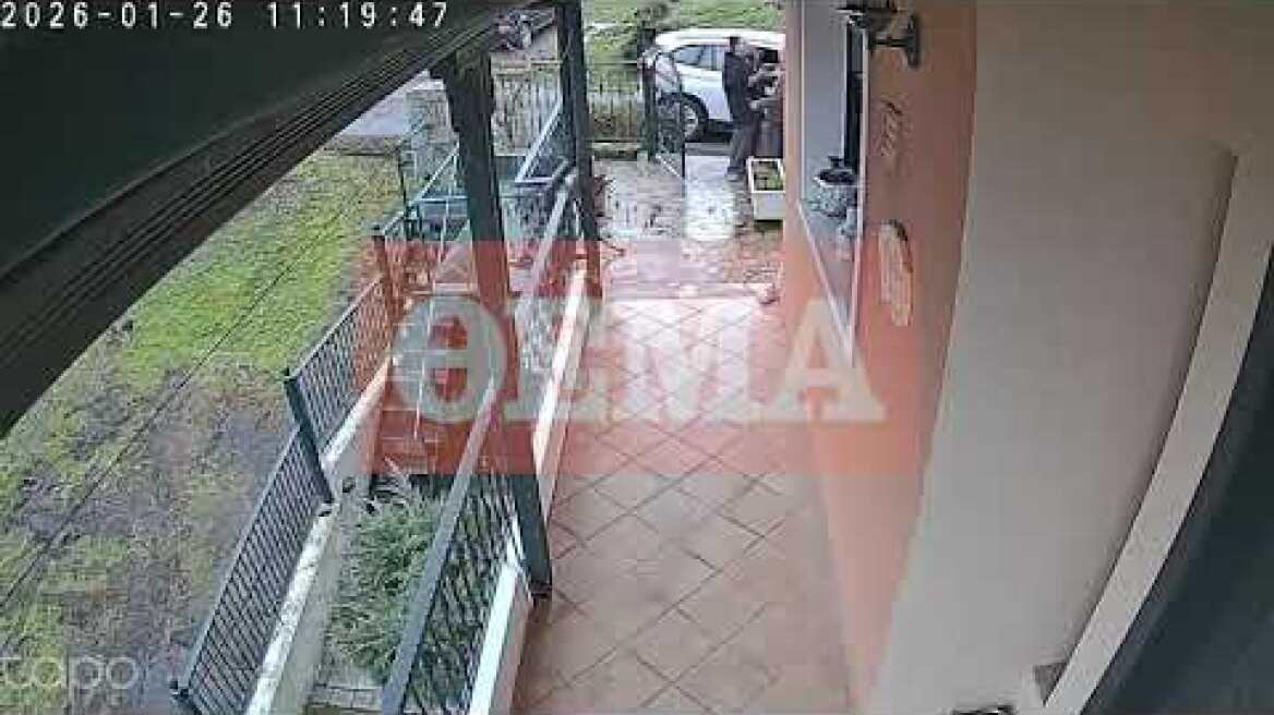 Γυναίκα αρπάζει αλυσίδα με τη μέθοδο της απασχόλησης από ηλικιωμένο