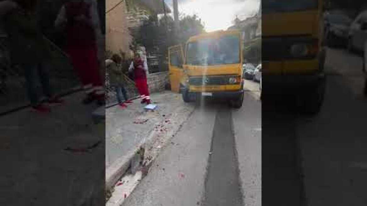 Τροχαίο με σχολικό στη Βούλα - Δεν υπήρξαν τραυματισμοί