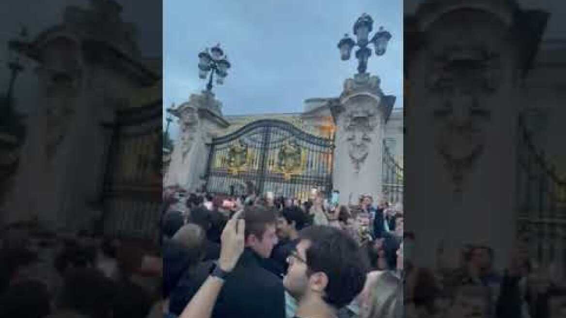 Πλήθος κόσμου για τον θάνατο της Βασίλισσας