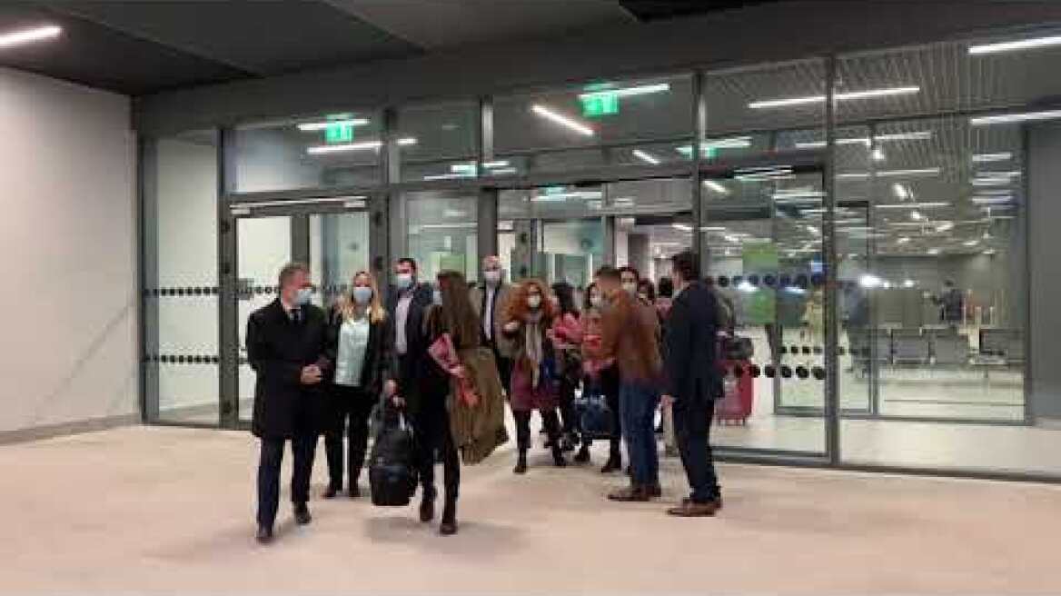 Thestival.gr Υποδοχή νοσηλευτριών από την Κρήτη στο αεροδρόμιο Μακεδονία