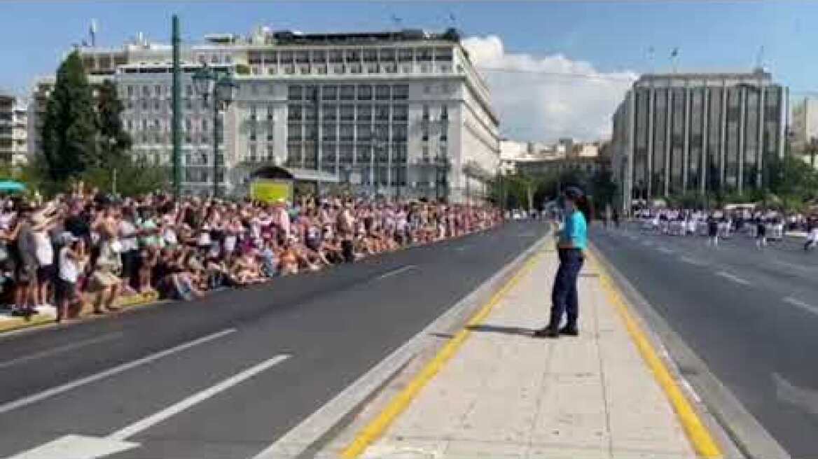 Τουρίστες παρακολουθούν την αλλαγή της προεδρική φρουράς