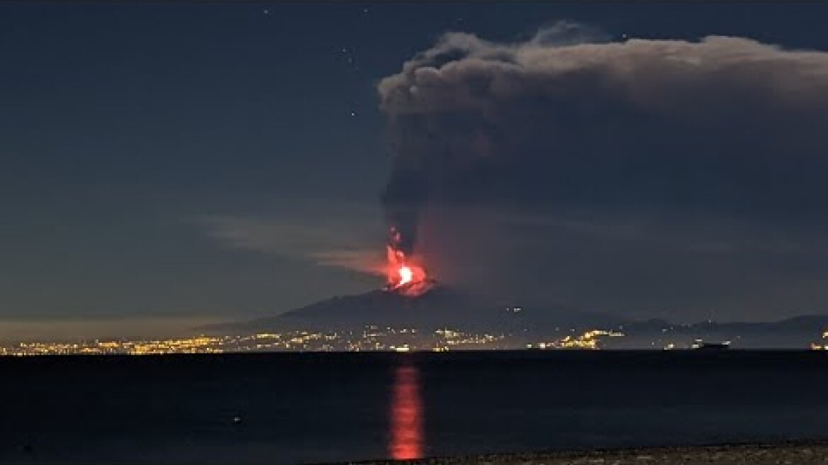🌋 Mt Etna erupts, turning the sky red: Sicily, Italy 🇮🇹 February 10, 2022 eruzione Catania volcano