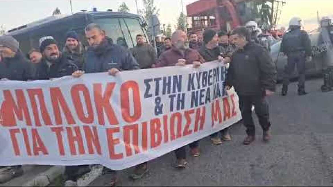 Αγρότες από τον μπλόκο της Γυρτώνης (2)