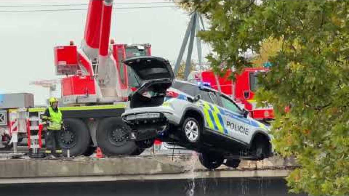 Havarie policejniho auta do Vltavy