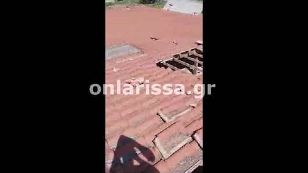ONLARISSA.GR - Αεροσκάφος σκόρπισε πανικό και "ξήλωσε" σκεπή σπιτιού!