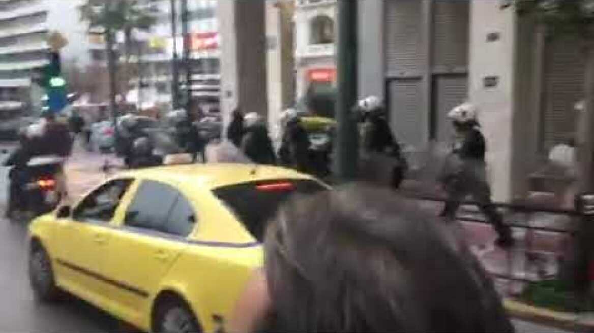 Ένταση μέσα στον δρόμο της σταδίου απαγορεύουν στον κόσμο για συγκέντρωση Κουφοντίνα