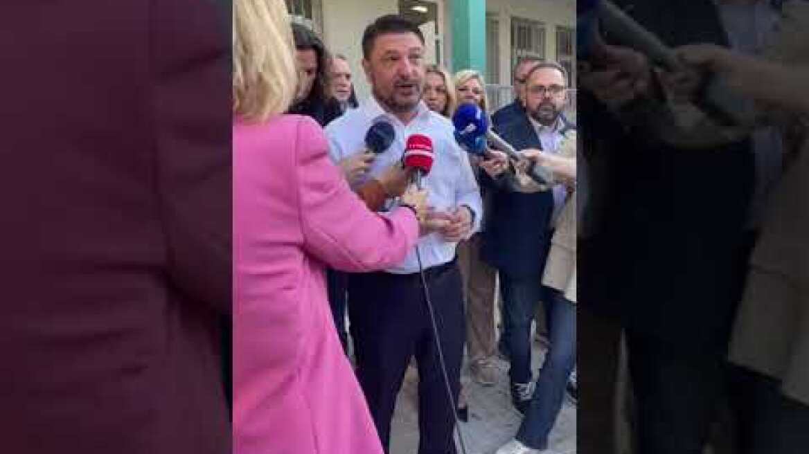 Στο 1ο Γυμνάσιο Βύρωνα ψήφισε ο Νίκος Χαρδαλιάς (1)