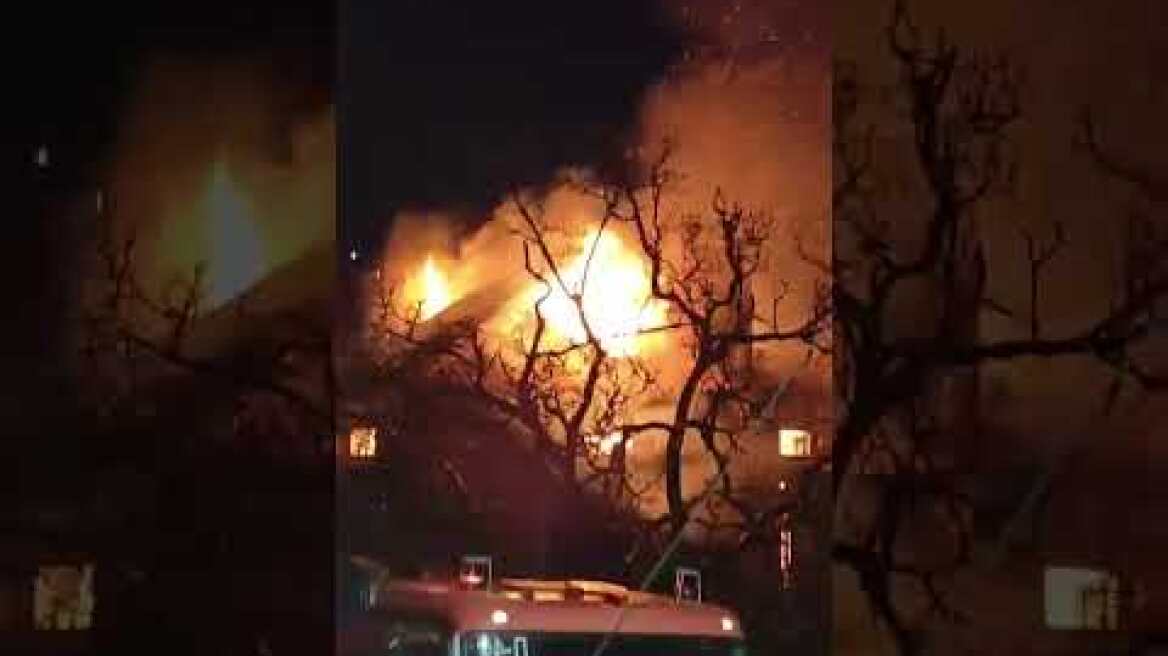 Καίγεται σπίτι μέσα στην Αράχωβα (2)