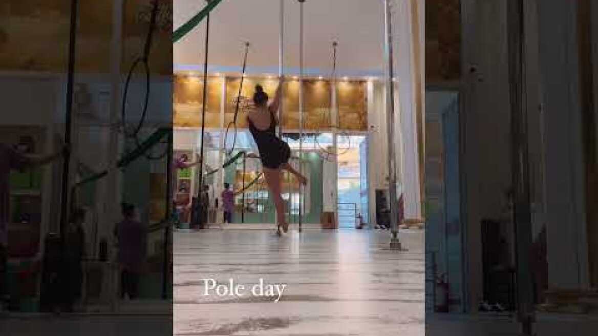 Η Χριστίνα Μπόμπα κάνει pole dancing