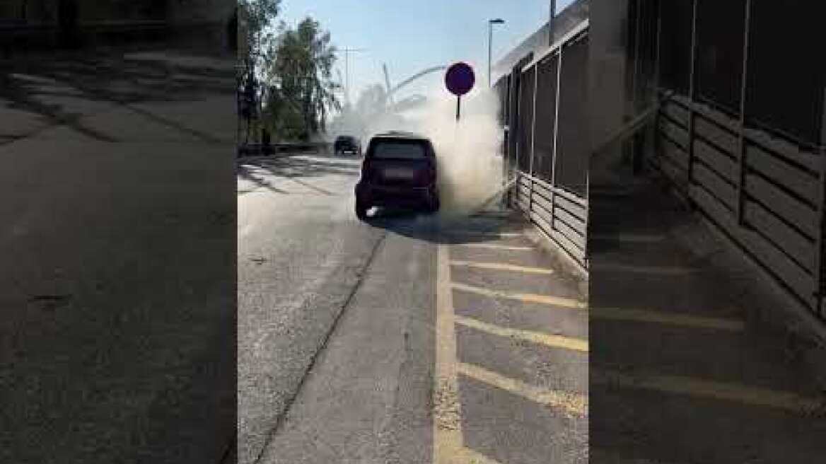 Φωτιά σε όχημα στο Μαρούσι (2)