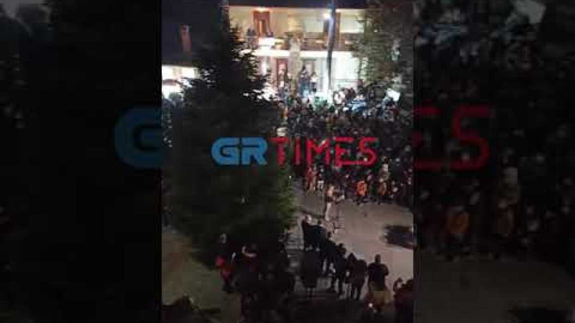 Ταξιάρχης Χαλκιδικής: Φωταγωγήθηκε το πρώτο Χριστουγεννιάτικο δέντρο στην Ελλάδα